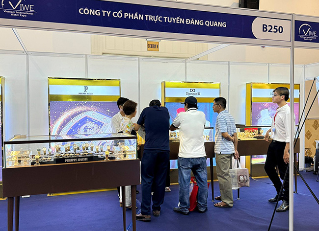 Khach hang tham quan mua sam tai gian hang