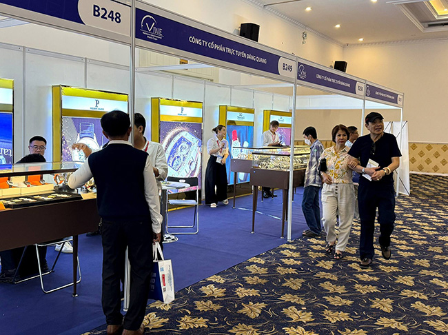 Khach hang tham quan mua sam tai gian hang