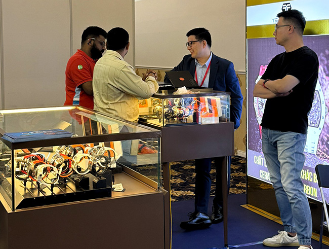 Khach hang tham quan mua sam tai gian hang