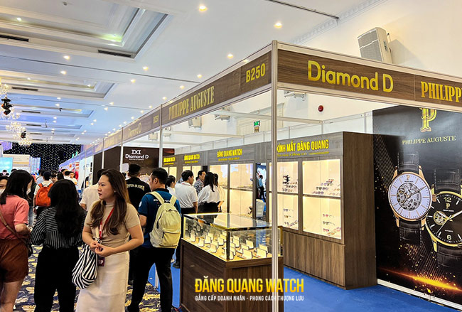 Gian hàng Đăng Quang Watch thu hút rất đống khách hàng tham quan mua sắm